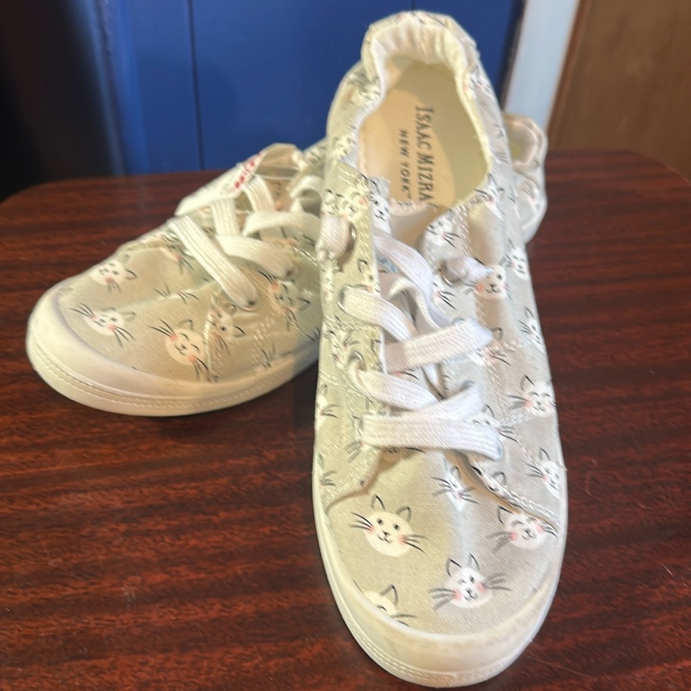 ISAAC MIZRAHI Ladies Size 10M REESA CAT Print Light Gray Cat Faces nwt